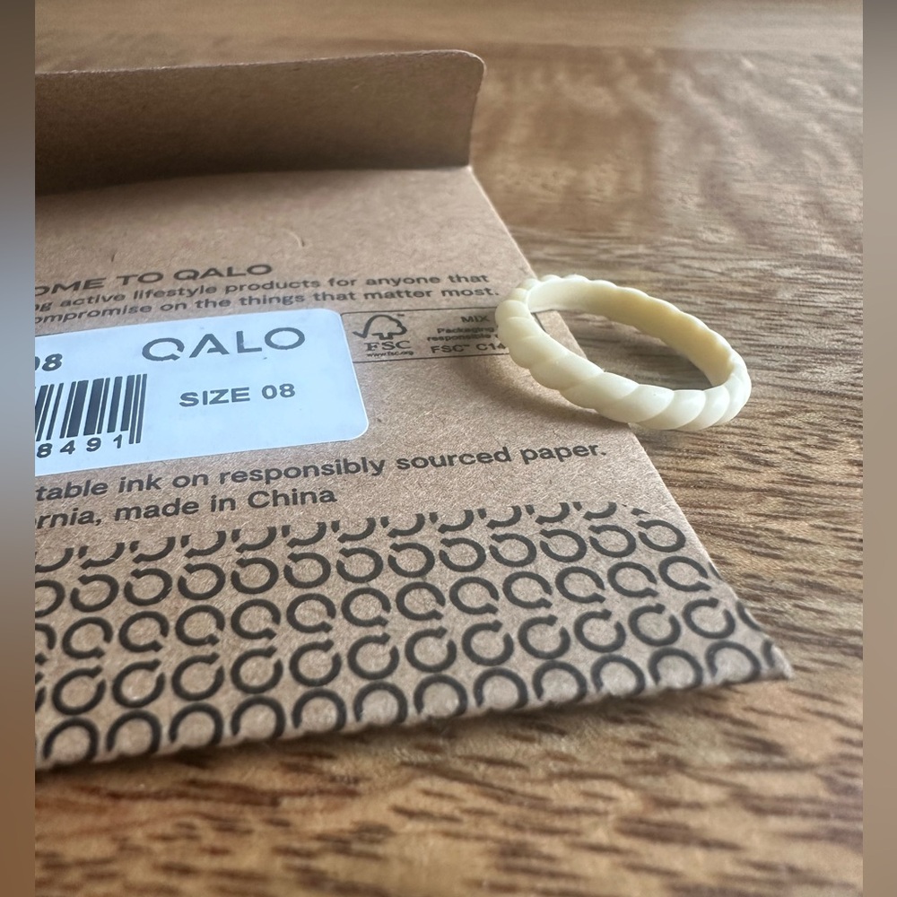 QALO Sand Cream Twist Silicone Ring